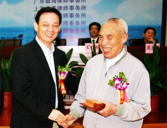 时任广东省国资委党组书记的刘富才给原广州海运局局长龚鎏颁奖