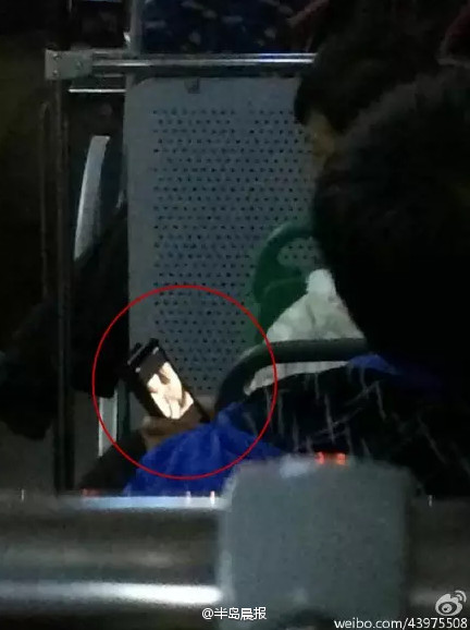 男子在公交车上用手机看黄片。
