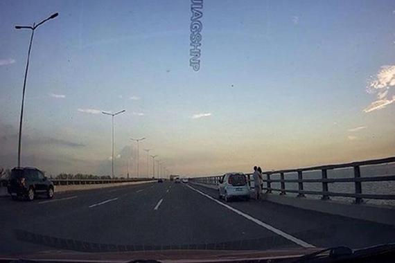 任性情侣占用应急车道 停车看晚霞 