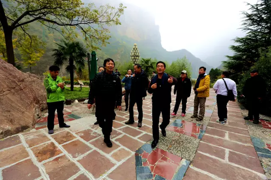 中國著名作家劉震云帶領《一句頂一萬句》劇組到河南寶泉旅游度假區游覽采風