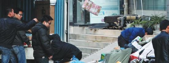 11月3日，天明路與索凌路交叉口五金機電城天天快遞包裹依舊漫天飛舞