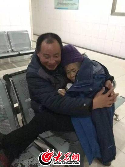 費縣人民醫(yī)院CT室外候診區(qū)，男子懷抱母親（圖片來源于網(wǎng)絡）