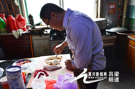 杨培才正在制作面塑