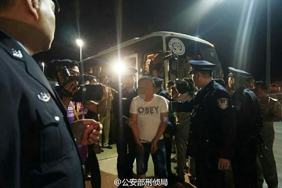 10日凌晨，柬埔寨警方已向我公安部工作组移交诈骗犯罪嫌疑人，并协助押解登机。犯罪嫌疑人被押解回北京。