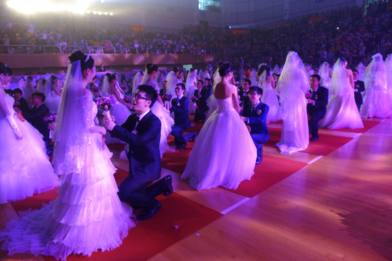 浙江财经大学百对校友情侣校园办婚礼 校长亲