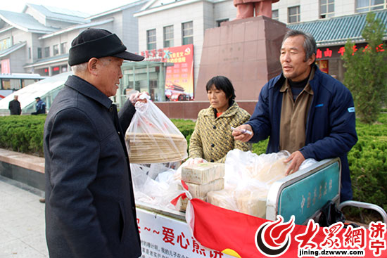 市民購買“愛心煎餅”。