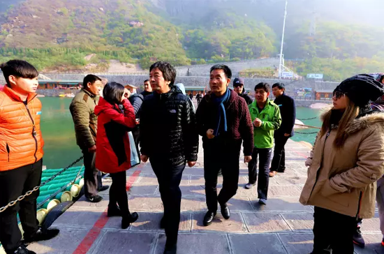 中國著名作家劉震云帶領《一句頂一萬句》劇組到河南寶泉旅游度假區游覽采風