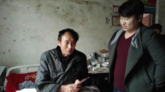 蘭考縣河南御鼎建設有限公司總經理李剛和李長路親切交流并給捐助