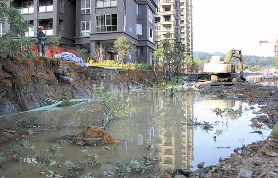 ...义街道仰义锦园小区内一段路面突然塌陷,下陷深度达1米多. 温都...图片 46519 550x353