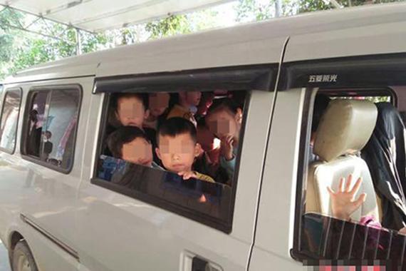 为牟利改装7座车搭乘28个孩子上下学被查
