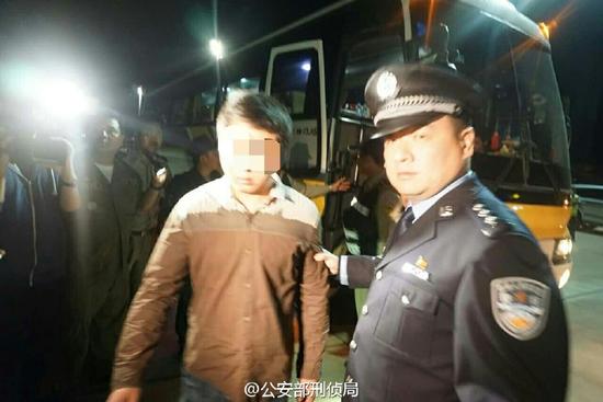 10日凌晨，柬埔寨警方已向我公安部工作组移交诈骗犯罪嫌疑人，并协助押解登机。犯罪嫌疑人被押解回北京。