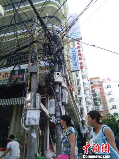 11月9日拍摄的三亚海坡村，电线乱拉乱接现象普遍存在。　尹海明 摄