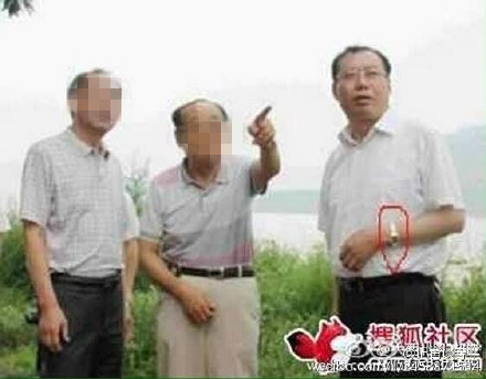 陕西府谷县委书记马治东在不同场合戴不同手表