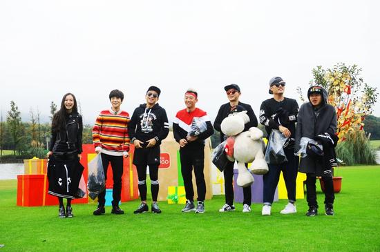 跑男团做公益不忘小吃 冒雨游戏挑战体力|邓超