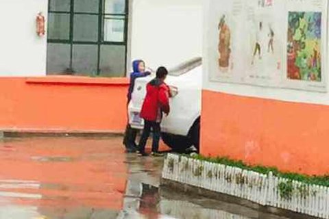 网曝渭南一小学学生雨天给校长洗车。图片来自网络
