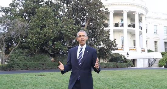在视频中，奥巴马在白宫的后花园中散步，讨论为未来子孙保护国家公园的重要性。（网页截图）