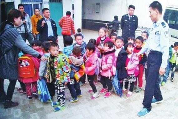 小面包车里塞24名幼儿 校车司机被刑拘