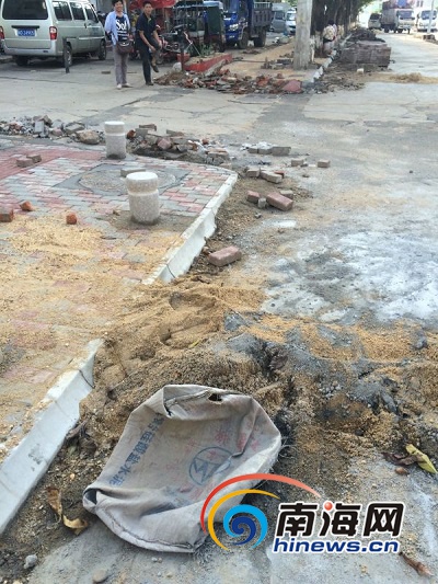 海甸二西路市场工程维修使用的大宝水泥疑似冒牌货。南海网记者姜飞摄