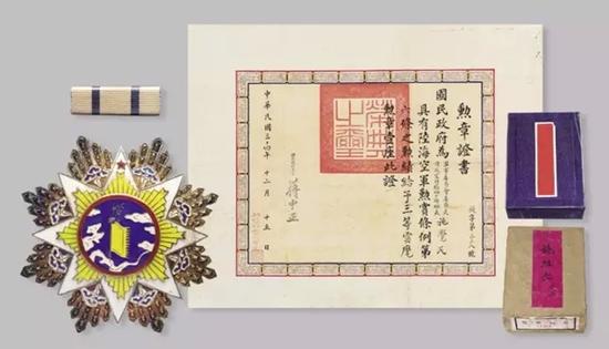 Lot 2002 1945年国民政府颁予施觉民将军三等云麾勋章，银镀金镶珐琅，背“印铸局制”，编号: 238，带勋表、原盒以及书写“施组长觉民”之纸质外包装盒，并附“勋章证书”一份，尺寸: 42.8 X 53.2厘米，旋字第二三八号，“国民政府为军事委员会委员长、侍从室侍卫组少将组长施觉民具有陆海空军勋赏条例第六条之勋绩给予三等云麾勋章壹座，此证”，盖“荣典之玺”，国民政府主席蒋中正签署，国民政府典玺官许静芝钤印，勋章及证书全套保存完美，极为少见。