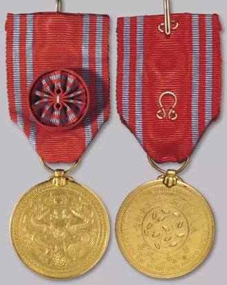 Lot 1950 宣统三年奉天万国鼠疫研究会纪念金章,重量: 28.6克,正面为双龙抢珠纹,铸造精美,附原绶带,保存极佳,所见甚少。
奉天万国鼠疫研究会即国际鼠疫大会 ( International Plague Conference ) ,是指1911年4月在奉天召开的一次国际医学会议,也是清政府主持的第一次国际学术会议。由医学家伍连德主持,会议总结了1910年中国医学家成功控制东北鼠疫爆发和治理的经验。