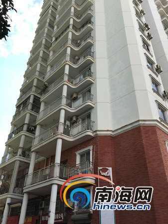 海口一小区多住户未安装封闭防盗网(南海网记者高鹏摄)
