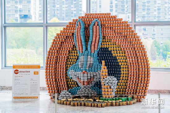 这是11月6日在美国纽约创意罐头雕塑展上拍摄的“兔八哥”罐头雕塑。