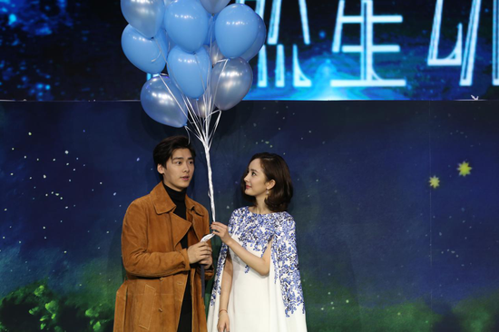 杨幂与李易峰徜徉在roseonly玫瑰花园之中