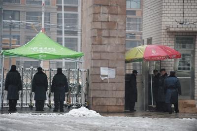 11月6日，北京科技经营管理学院大门口，多名保安严查出入者的身份。