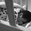 被弃男婴在福利院的婴儿床上酣睡。本报记者 李凤仪 摄