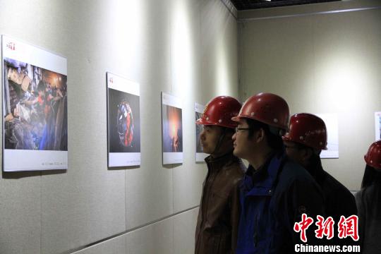 圖為農民工觀看作品。程吉童攝
