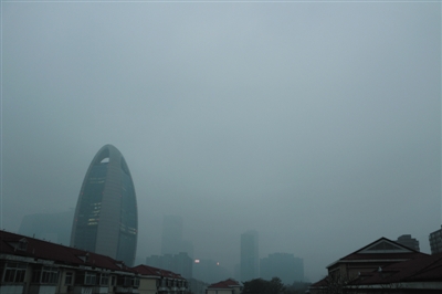 昨日，北京再度遭遇雾霾天气，7时许，东三环附近建筑隐没在雾霾中。图CFP