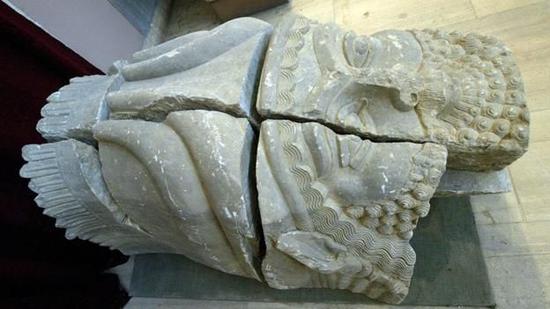 　　这件裂成几块的头像雕塑在位于伊拉克尼尼微的一座考古遗址被盗掘。在从盗墓贼手中查获后被巴格达国家博物馆收藏