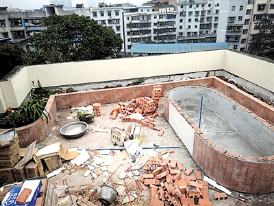 发现邻居私建楼顶花园 对方称是修缮排水系统