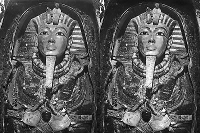 图中照片拍摄于1925年11月份，显示当棺盖打开后，图坦卡蒙戴着面具的遗体完好地躺在棺木中
