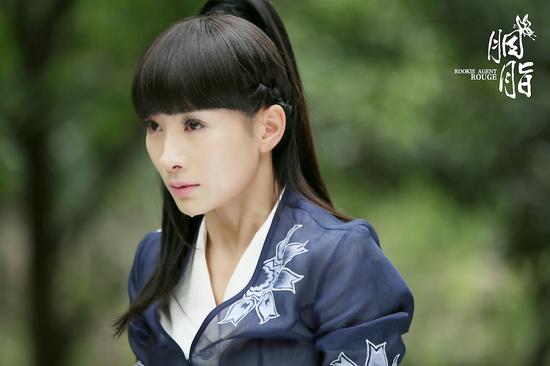 陶昕然卸下军装展露悲情