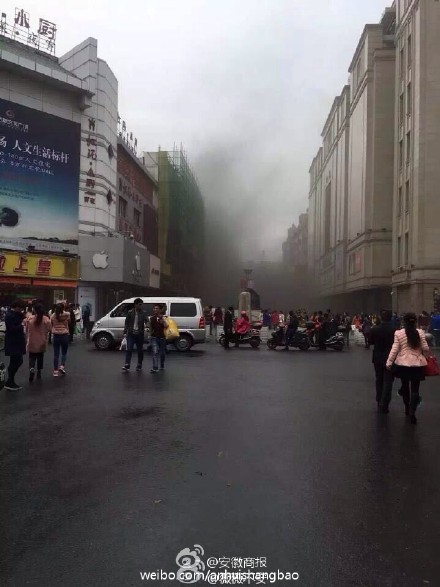 淮河路宿州路交口及撮造山巷口等已经封闭，空气中燃气味道仍然很重。