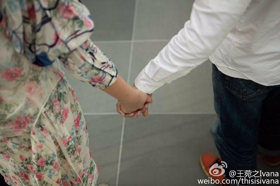 王菀之晒与男友苏勋恩爱合影 公布喜讯