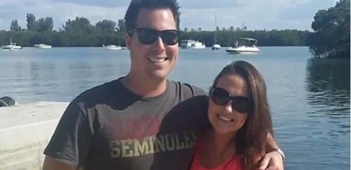 外国一对从网上结识的情侣意外发现他们其实在30年前的孩童时代已经认识，而且还是青梅竹马。