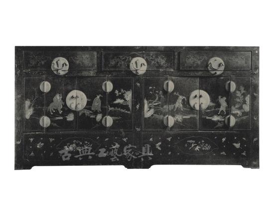 （二）清中期 黑漆描金彩绘职贡图联三橱（图2-1）　　高95.6厘米，宽189.9厘米，深54.6厘米　　联三橱黑漆为地，原书注为描红、描金，推测应是彩绘描金。