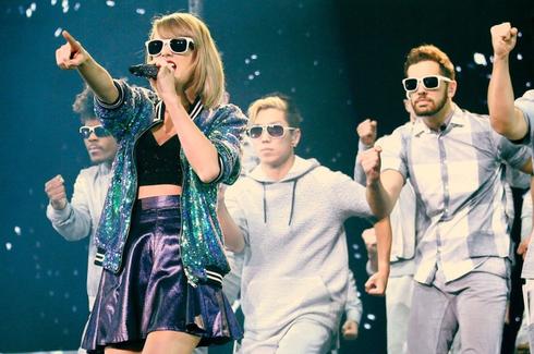 霉霉上海登台性感开唱