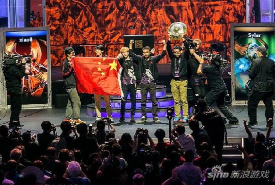 中国的Newbee获得了DOTA2第四届国际邀请赛的冠军，高举中国国旗