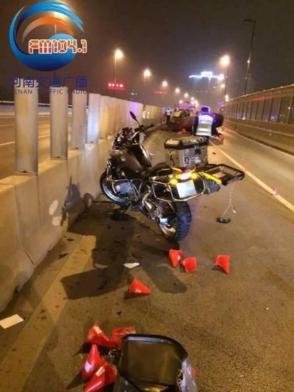 11月8日晚上11点半，郑州市民张先生在京沙快速路上由北向南方向正常行驶，但是他没想到，被撞、车辆侧翻、被群殴这样的事情竟然连续发生在自己的身上……