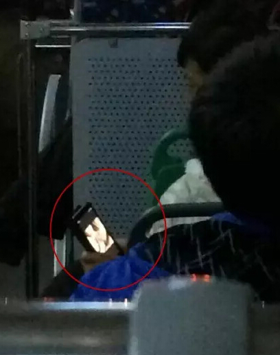 男子在公交车上用手机看黄片。