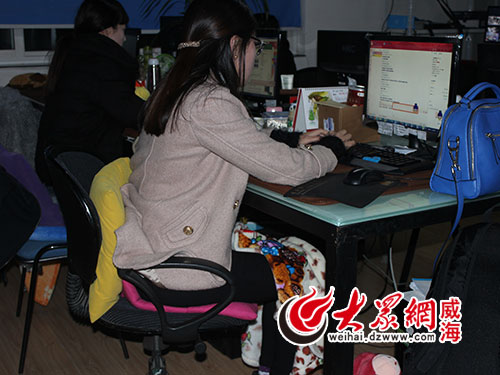 客服將毯子披在腿上以防受涼