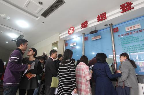 江北区婚姻登记处,新人们排队领取结婚证.