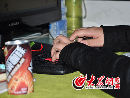 為了打足精神，咖啡也開始喝起來了
