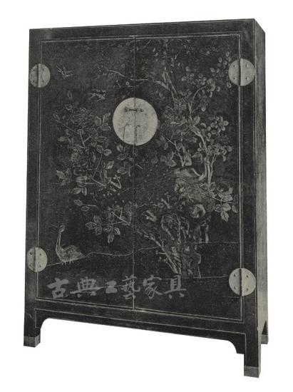 （三）清 红漆描金孔雀牡丹纹方角柜（图3）　　高156.2厘米，宽114.9厘米，深43.8厘米