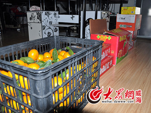 除了提神的咖啡，公司還為大家準備了泡面、火腿腸以及水果等，保證大家的體力