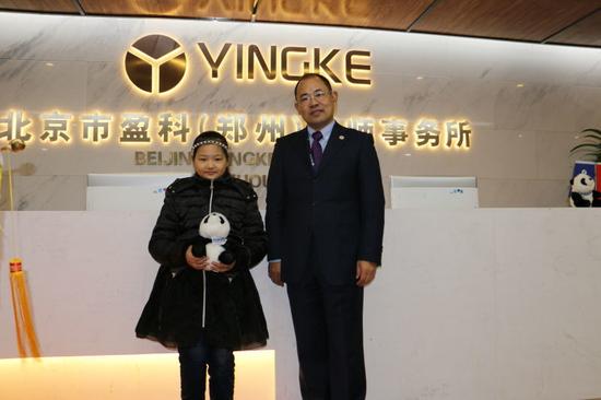 安陽堅強(qiáng)女孩在母親的陪伴下,特意到河南中錦律師事務(wù)所送上錦旗,并對河南中錦律師事務(wù)所交通事故團(tuán)隊(duì)律師的免費(fèi)法律援助表示感謝。