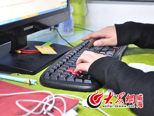 敲擊的鍵盤是客服和顧客溝通的紐帶